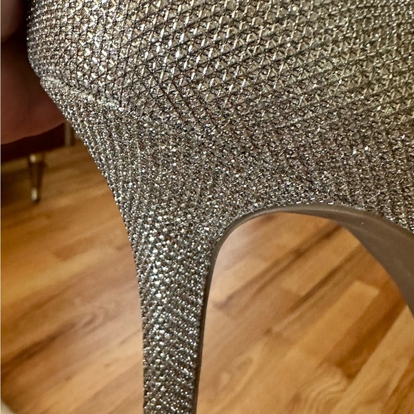 Brand New Bandolino Peep-Toe Gold Glitter Heels, Size 8.5 M - Picture 6 of 10